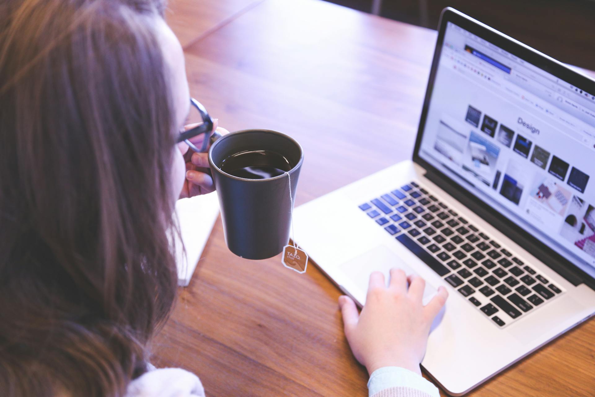 femme-qui-cree-site-internet